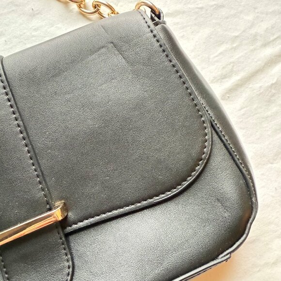 Black Faux Leather Shoulder Bag With Gold Chain & Detachable Strap By A New Day - Picture 3 of 11